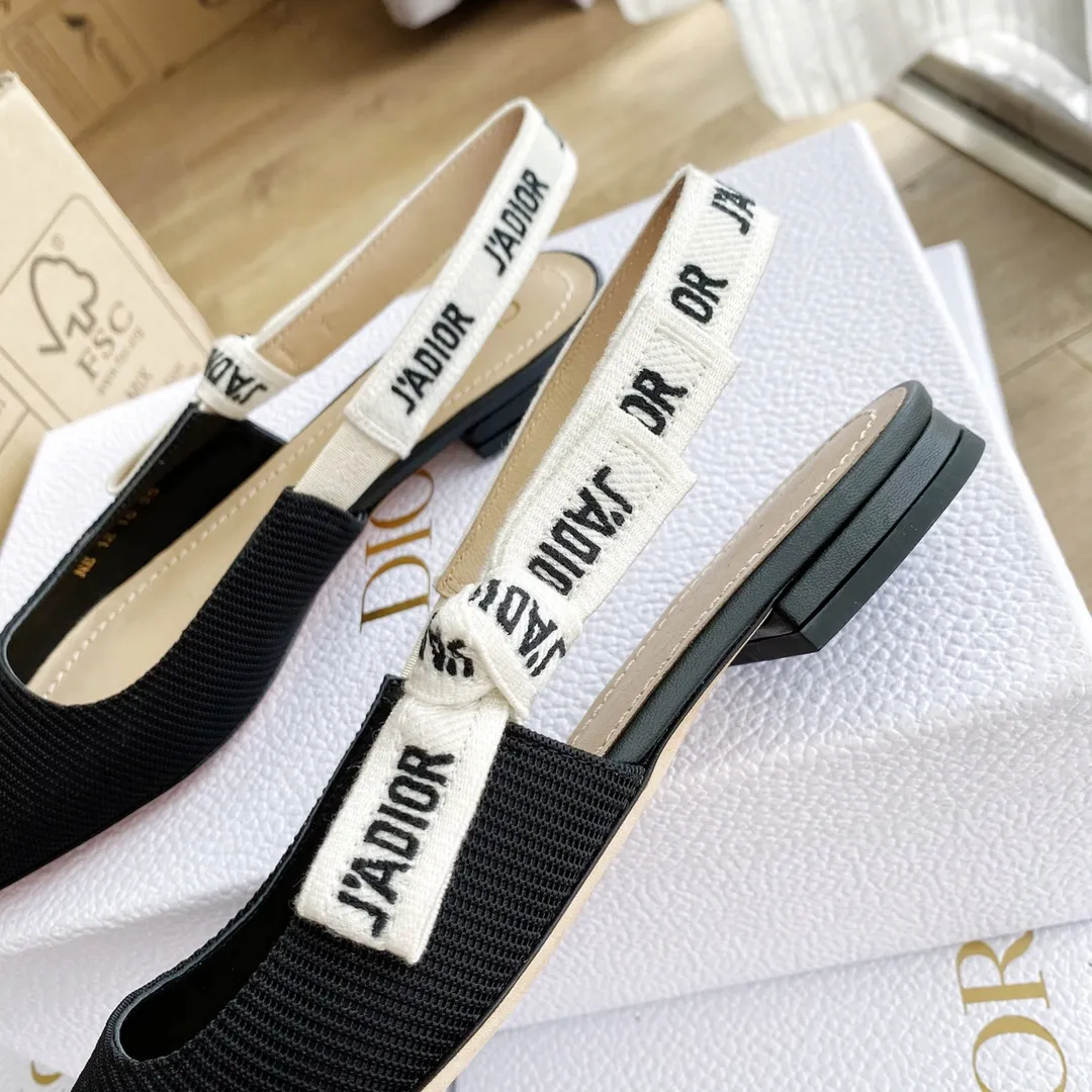 👟👟Ex-factory price 440👟👟 Developed one-to-one from the original version, 👠👠✨ ✨Dior’s popular sandals are new🔥 🔥 The same style as the most popular internet celebrities and celebrities of the year💁 💁. Imported fabric, lining and feet are made of calfskin lining🐑. Original molded heel, heel height 10Cm 6.5cm💘 Original molded metal outsole with five-pointed star LOGO mark✨. Original bow, 💅 Italian leather outsole. 👄💋 Full set of packaging (bags, cards, invoices, one-to-one wrapping paper) 34 40 41 customized